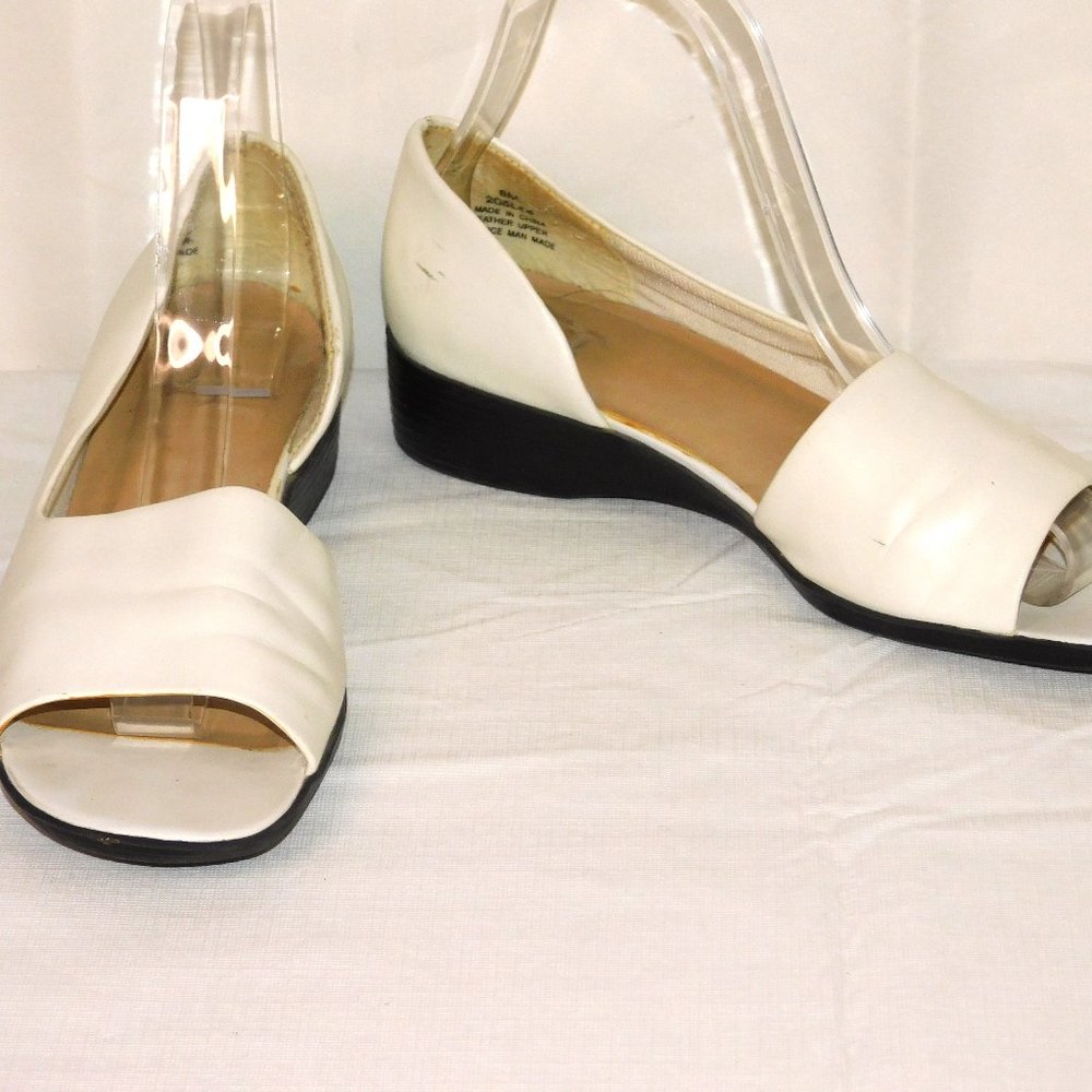 Life Stride Open Toe White Leather Sandals Size 8M